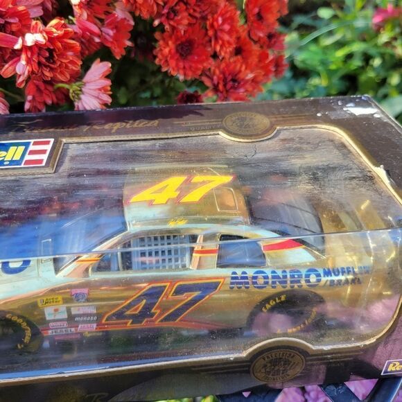 Nascar 1:24 scale Die Cast #47 - Picture 3 of 9